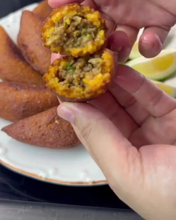 Crispy golden içli köfte with lemon wedges, showing the crunchy bulgur shell and juicy filling